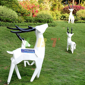 Sculpture de cerf en fibre de verre Libit, ornement de jardin extérieur personnalisé, forme animale autoportante, finition peinte - Product Image 1