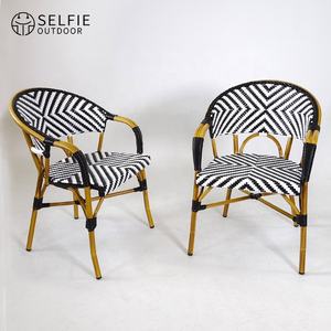 Conjunto de Comedor Moderno de Ratán para Exteriores con Cojines Impermeables para Uso en Hoteles y Patios, Mesa de Comedor Redonda con Estructura de Aluminio y Sillas - Product Image 3