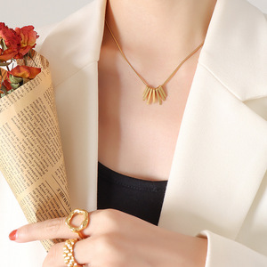 Collier en acier inoxydable plaqué or 18 carats avec petit pendentif rectangulaire pour femmes Cadeau - Product Image 3