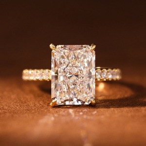 Bague en or jaune massif 18 carats avec diamant de laboratoire taille radiant de 5 carats, sertie de quatre griffes et de diamants ronds pavés sur les côtés, pour femme - Product Image 1