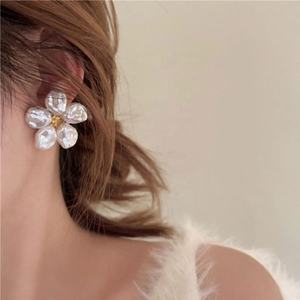 Boucles d'oreilles en argent 925 avec fleurs baroques et perles, boucles d'oreilles élégantes et luxueuses pour femmes - Product Image 1