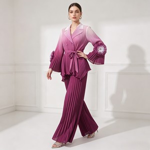 Bluse mit Graduell Wechselndem Farbton Kombiniert mit Plissierter Hose, Damen-Anzug in Übergröße mit Kragen und Blütenärmeln - Product Image 1