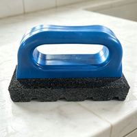 Bloc de tampon à récurer robuste rouge avec poignée ergonomique, éponge ponce pour le nettoyage des joints, des carreaux, des cuisinières, des éviers et des salles de bain