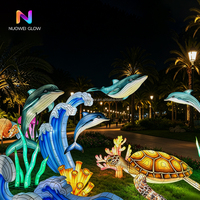 Ensemble de lanternes en fer NUOWEI GLOW de grande taille avec des motifs marins (Dauphins, Tortues Marines, Algues). Lumières LED intégrées, durables et étanches