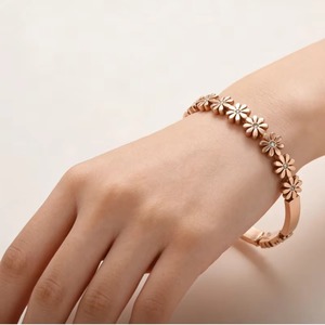 Bracelet en acier inoxydable motif marguerite mignon, plaqué or rose/or/argent, avec zircone cubique, étanche et inaltérable, idéal comme cadeau - Product Image 2