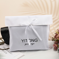 Sac de rangement pliable en velours doux avec logo personnalisé, fermeture à nœud en ruban blanc, pochette enveloppe en velours pour vêtements