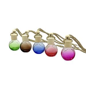 Diffuseur de parfum pour voiture suspendu luxueux et coloré avec bouchon à vis - Product Image 2