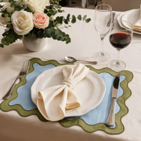Napperon élégant en lin et coton avec bord festonné contrastant pour la décoration de table de mariage et de banquet
