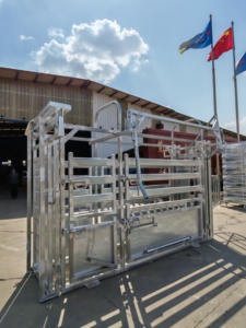 Puerta de cabeza bovina ajustable con barras antigolpes para soluciones de restricción de aplastamiento de <span class=keywords><strong>ganado</strong></span> - Product Image 5