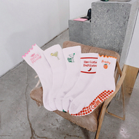 Conception personnalisée Chaussettes de yoga en coton pour femmes Chaussettes Pilates à volants antidérapantes Couronne brodée Couleur blanche Longueur d'équipage Quotidien