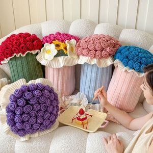 ผ้าห่มลายดอกกุหลาบโครเชต์ทำมือ 2-in-1 ของขวัญวันแม่สุดสร้างสรรค์ - Product Image 1