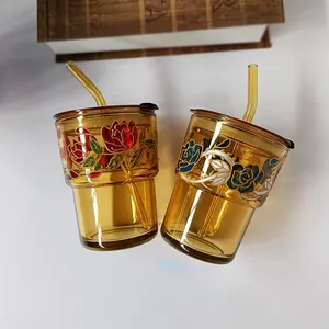 हाथ से पेंट की गई कस्टम डिज़ाइन पारदर्शी रंग पीने वाली व्हिस्की का गिलास ढक्कन और पुआल के साथ चाय का कप
