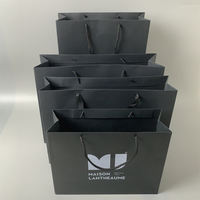 Vente en gros de sacs d'emballage en papier de luxe noirs chaussures vêtements imprimé logo personnalisé vêtement shopping cadeau bijoux emballage sac en papier