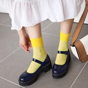 รองเท้าแฟชั่นผู้หญิงแบบสวม หุ้มข้อต่ำ หนังแก้วสะท้อนแสง หัวกลม เหมาะสำหรับใส่ในชีวิตประจำวันและเดท - Product Image 2