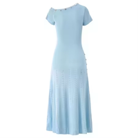 Robe à la mode à manches courtes irrégulière de style français avec un design à boutons diagonaux sur l'épaule et un sens du tempérament