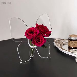 Vase de table en acrylique papillon style INS, ornement moderne et simple pour la maison, à des fins décoratives - Product Image 1