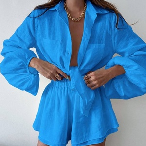 Novedades: Conjunto de dos piezas de lino casual para mujer, camisa de lino con cuello vuelto y pantalón corto de lino con cintura elástica y volantes. - Product Image 2