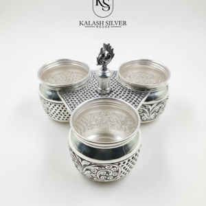 Ensemble de récipients à fruits secs en argent de qualité supérieure avec support décoratif, bocaux de rangement artisanaux de conception élégante pour la maison, la Pooja et les cadeaux - Product Image 1
