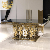 Tables de mariage élégantes avec base dorée festonnée et plateau noir, luxe pour les événements de mariage et les banquets