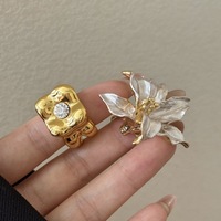 Gold-Weiß Farbkontrast Tropfenglasur Tulpenblüten-Design für Stilvolle INS Hochwertige Quadratische Zirkon-Besetzte Breite Legierungsringe