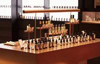 Comptoir de présentation de parfums en marbre au design intérieur unique pour parfumerie, armoire à parfums cintrée en placage de bois