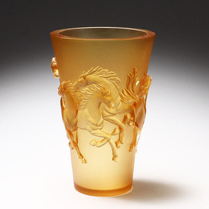 Jarrón de cristal artesanal Amber Horse Relief Pate De Verre para decoración del hogar y elegantes arreglos florales - Product Image 2