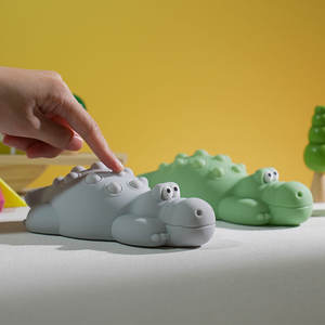 Veilleuse en silicone LED en forme de crocodile mignon lumière blanche chaude <span class=keywords><strong>color</strong></span>ée avec capteur tactile pour un usage domestique - Product Image 1