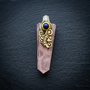 Pendentif crayon plat en quartz rose avec breloque plaquée or antique et pierre bleue, style vintage, bijou unisexe, cadeau, serti griffe - Product Image 2