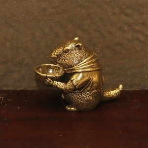 Estatua Moderna Artística de Marmota en Latón - Adorno Metálico para Escritorio y Regalo Coleccionable, con Detalles en Letterpress - Product Image 1