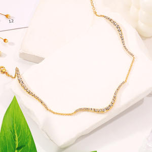 Live4u डिजाइनर लक्जरी न्यूनतम 18k सोने की प्लेटेड वेव गैंडा महिलाओं के लिए अद्वितीय ज्यामितीय क्लोन चेन हार - Product Image 3