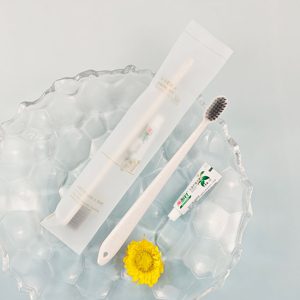 Set di articoli da toeletta usa e getta dell'hotel realizzato in materiale per sacchetti di pellicola morbida - Product Image 3