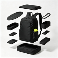 Sac à dos de pickleball noir compact avec poche latérale pour raquette, compartiment avant zippé, bretelles rembourrées en maille, doublure en polyester