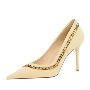 Chaussures pour femmes à talons aiguilles ultra-hauts, à bout pointu et décolleté, avec chaîne métallique, style boîte de nuit 2023 - Product Image 4