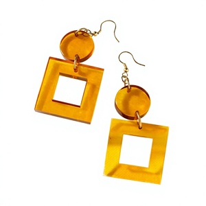 Boucles d'oreilles pendantes colorées en forme de dés, uniques en résine acrylique, pour femmes, cadeaux de fête, bijoux sur le thème du casino, mignonnes et élégantes - Product Image 3