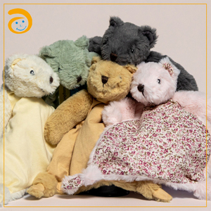 Simpatico Orsacchiotto di Peluche con Copertina di Sicurezza |   Giocattolo Morbido per Neonati |   Regalo Perfetto per Baby Shower e Neonati - Product Image 6