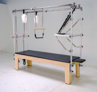 Reformer Cadillac Deluxe avec trapeze et lit en bois, finition noire, idéal pour les centres de réadaptation et les studios de fitness