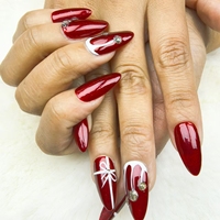 El arte de uñas portátil hecho a mano puro estilo navideño festivo rojo se puede reutilizar