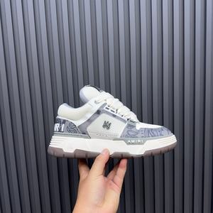 Chaussures décontractées montantes pour hommes, style streetwear, gris et blanc, à bout ouvert, semelle épaisse, avec empeigne en toile à motifs et fermeture auto-agrippante - Product Image 2