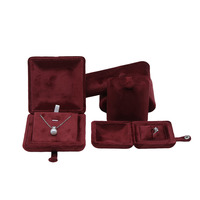 Boîte à bijoux carrée en velours de luxe élégante et moderne, avec garniture bordeaux, logo personnalisé, fermeture à pression, ornée de cristaux de diamant et de perles