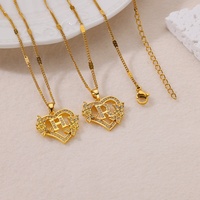Collier Alphabet 26 Lettres A-Z pour Femme, Pendentif Fleur Creuse en Strass de Cristal