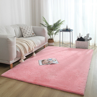 Un tapis en fausse fourrure de lapin de haute qualité, doux, confortable et uni.