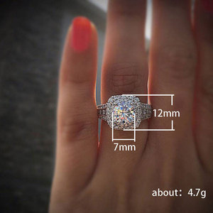 Q015 Anello di Fidanzamento da Donna con Diamante Naturale Taglio Brillante Classico e Montatura Halo - Product Image 4