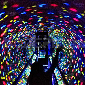 Labirinto a Specchio <span class=keywords><strong>Tunnel</strong></span> del Tempo Moderno con Luci LED Attrezzatura per Parco Giochi al Coperto Certificata CE Capacità 500kg per Centri Commerciali - Product Image 2