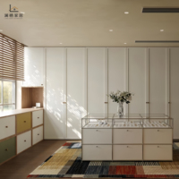 Armoire en bois de style scandinave avec banc central et système de tiroirs, armoire modulaire personnalisée pour les projets d'appartements à Brisbane