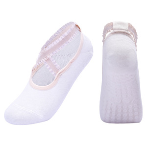 Chaussettes de sport charmantes pour femmes avec bande en dentelle à volants, couleurs unies, tissu extensible doux et stabilité accrue du pied pendant le mouvement - Product Image 6