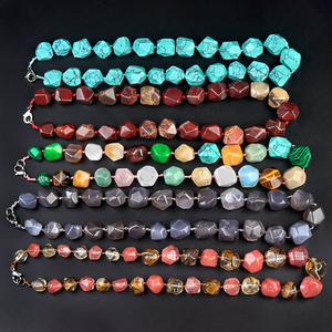 Collier tendance en perles avec pierres précieuses irrégulières, pierres de guérison pour femmes - Bijoux cadeau - Product Image 4
