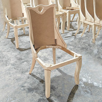 Chaise de banquet de luxe classique pour événements, mariages, restaurants et hôtels, en bois massif de caoutchouc, rembourrée, laquée à pores fermés