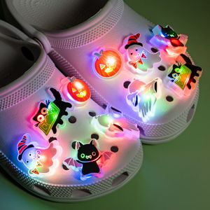 주문을 받아서 만들어진 도매 <span class=keywords><strong>LED</strong></span> pvc DIY 막히는 샌들 액세서리 빛나는 만화 신발 장식 방수 빛나는 <span class=keywords><strong>LED</strong></span> 신발 매력 2025 - Product Image 3