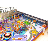 Aire de jeux intérieure commerciale avec toboggan souple, piscine à balles, trampoline, parcours d'obstacles et manège
