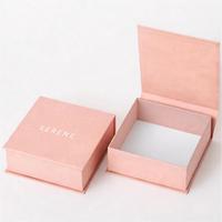 Boîte cadeau en carton rigide haut de gamme avec marquage en relief pour la présentation de cadeaux de mariage en gros